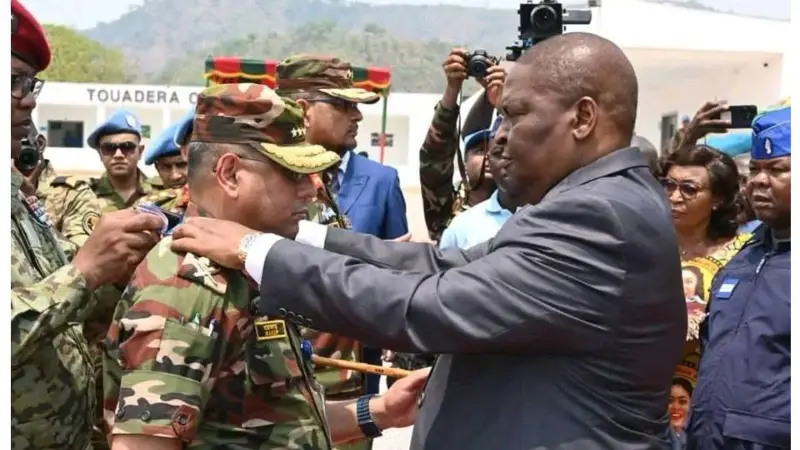 আফ্রিকায় সম্মান সূচক রাষ্ট্রপতি পদক পেলেন সেনাবাহিনী প্রধান